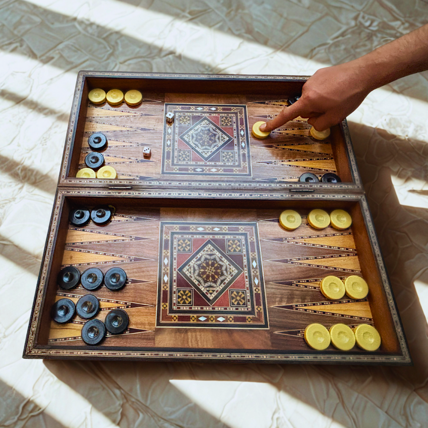 Table de Backgammon et d’Échecs Damasquine Faite à la Main par Gaby Al Dayeh – Chef-d’Œuvre avec Incrustations de Nacre