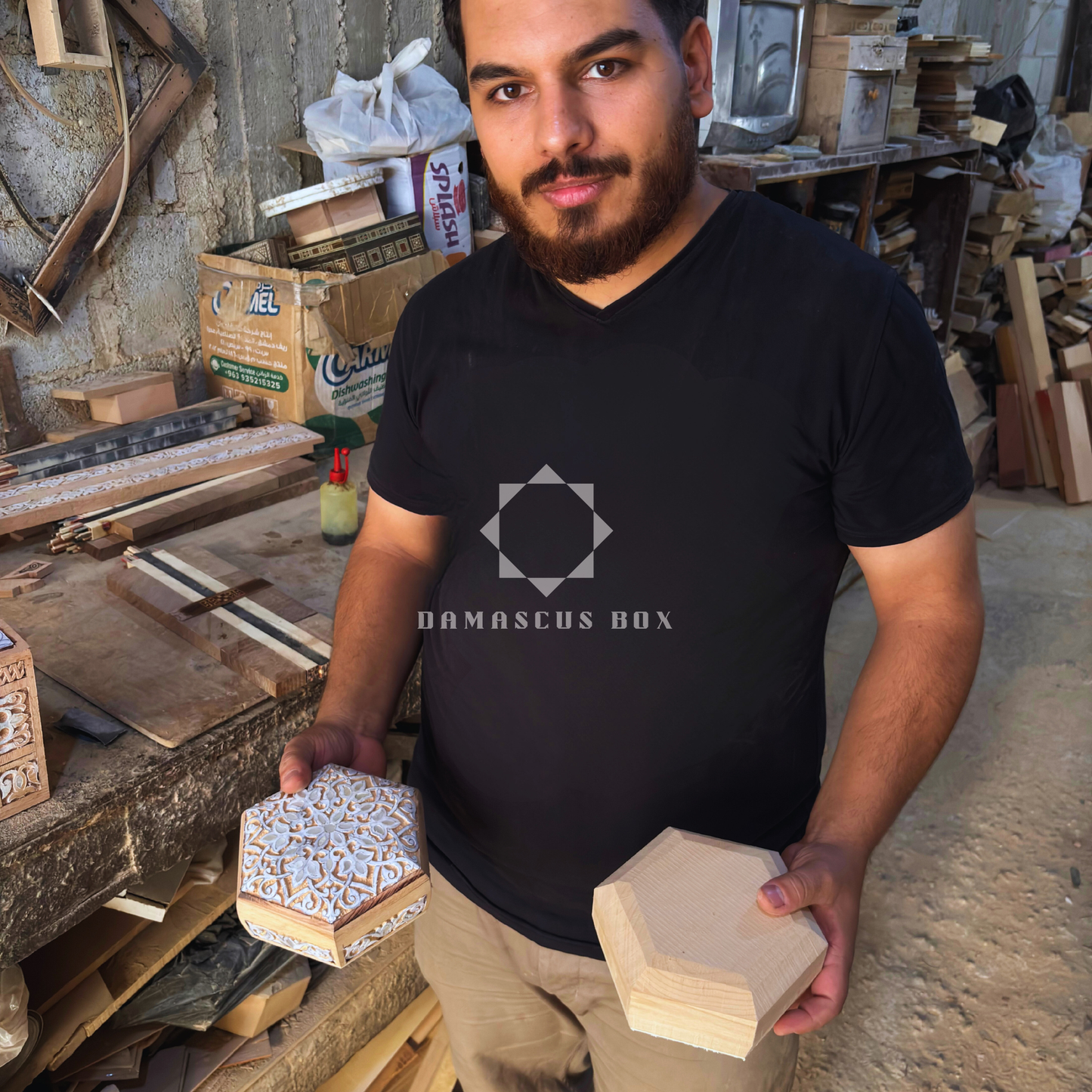 Caja de Haya Tallada a Mano con Nácar y Terciopelo – Diseño Oriental Atemporal