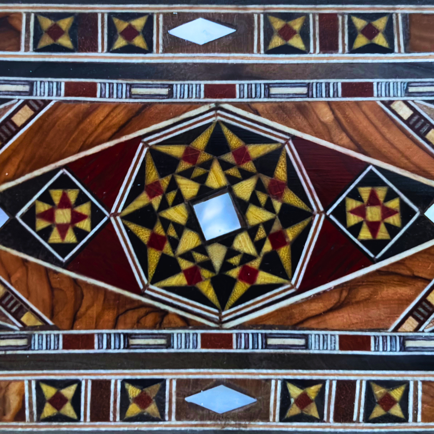 Damasceńskie Pudełko na Biżuterię, Pióra i Różaniec – Ręcznie Wykonane