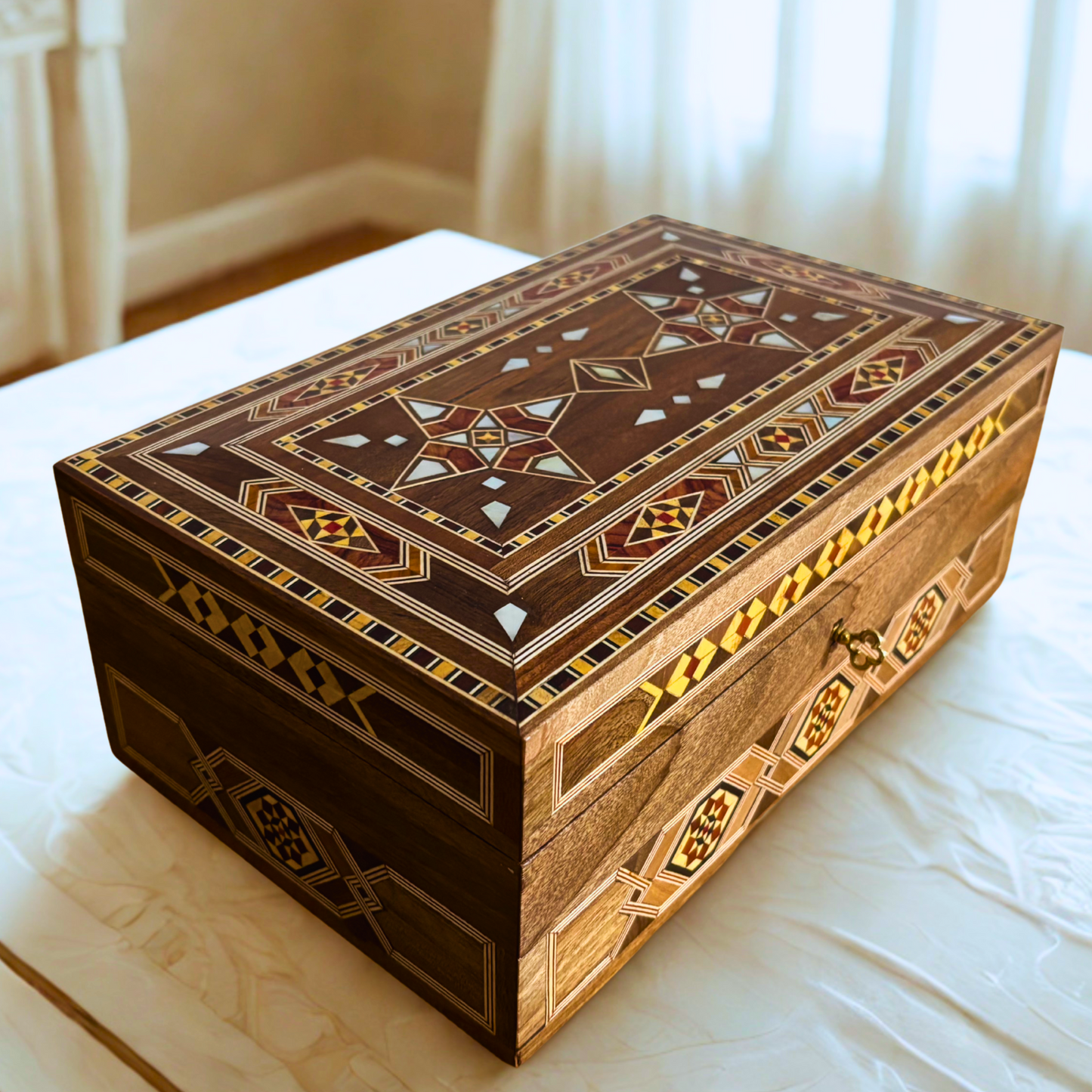 صندوق موزاييك دمشقي كبير مصنوع يدويًا مع قفل – تصميم متعدد الطبقات

