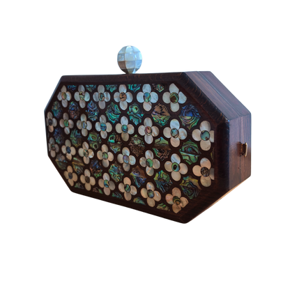 Güllerin Fısıltısı – Sedef Kakmalı Cevizden El Yapımı Şam Clutch Çantası, İnci Tesbih Zincirli