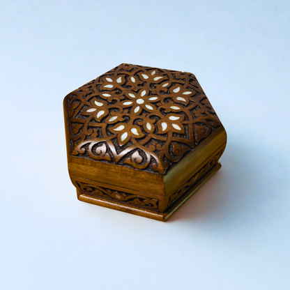 Handcrafted Luxury Carved Box – Mother of Pearl & Velvet Elegance