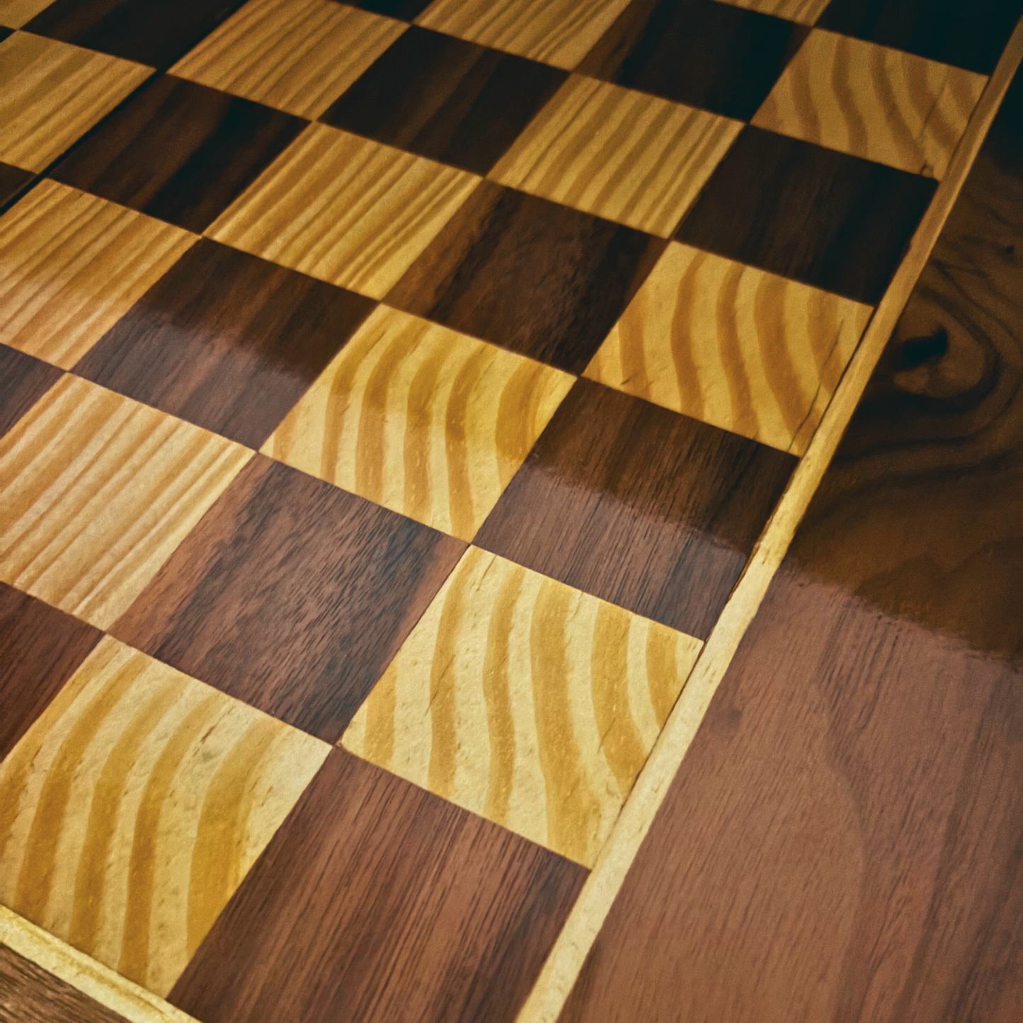 Handgemaakte Damasceense Schaak- en Backgammontafel van Gaby Al Dayeh – Klassiek Mozaïekontwerp