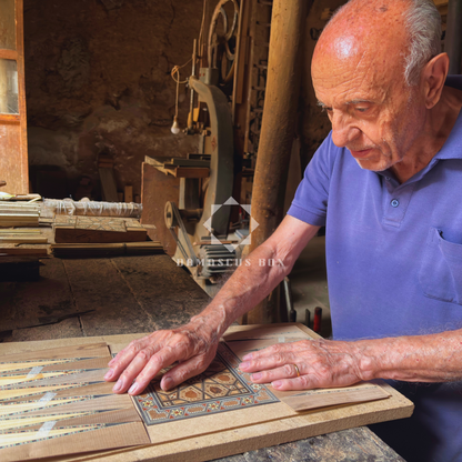 Mesa de Backgammon y Ajedrez Damasquina Hecha a Mano por Gaby Al Dayeh – Obra Maestra con Nácar