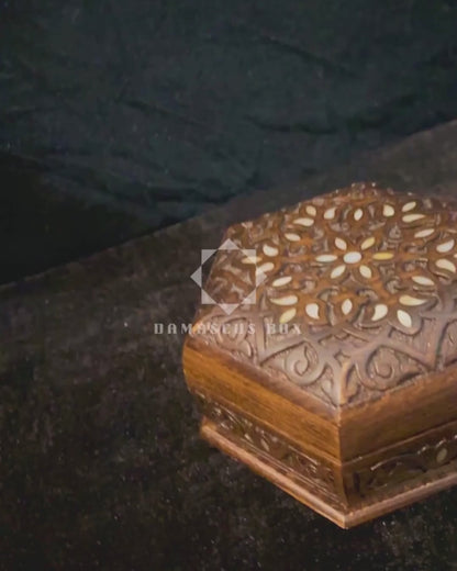 Caja Tallada a Mano de Lujo – Nácar y Elegancia en Terciopelo