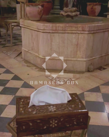 Caixa de Lenços em Faia Talhada à Mão – Acabamento em Nogal com Madrepérola