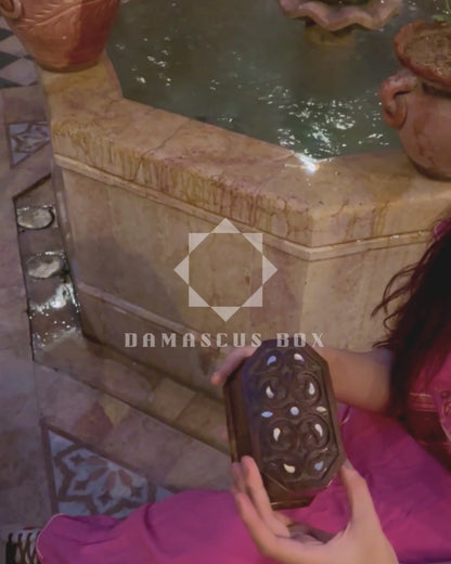 Ręcznie Rzeźbione Pudełko z Buku – Masa Perłowa i Wykończenie Orzechowe