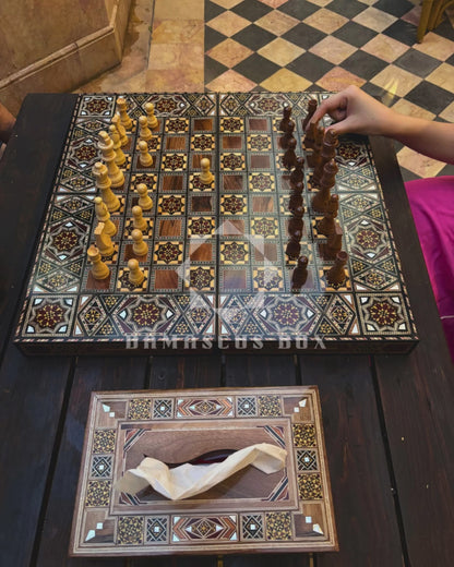 Mesa de Backgammon y Ajedrez Damasquina Hecha a Mano por Gaby Al Dayeh – Obra Maestra con Nácar